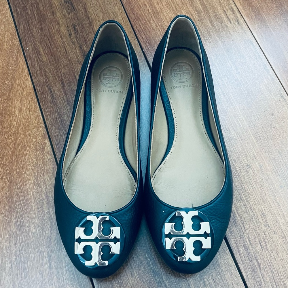 Tory Burch Women's black Flats with golden Logo.
With box